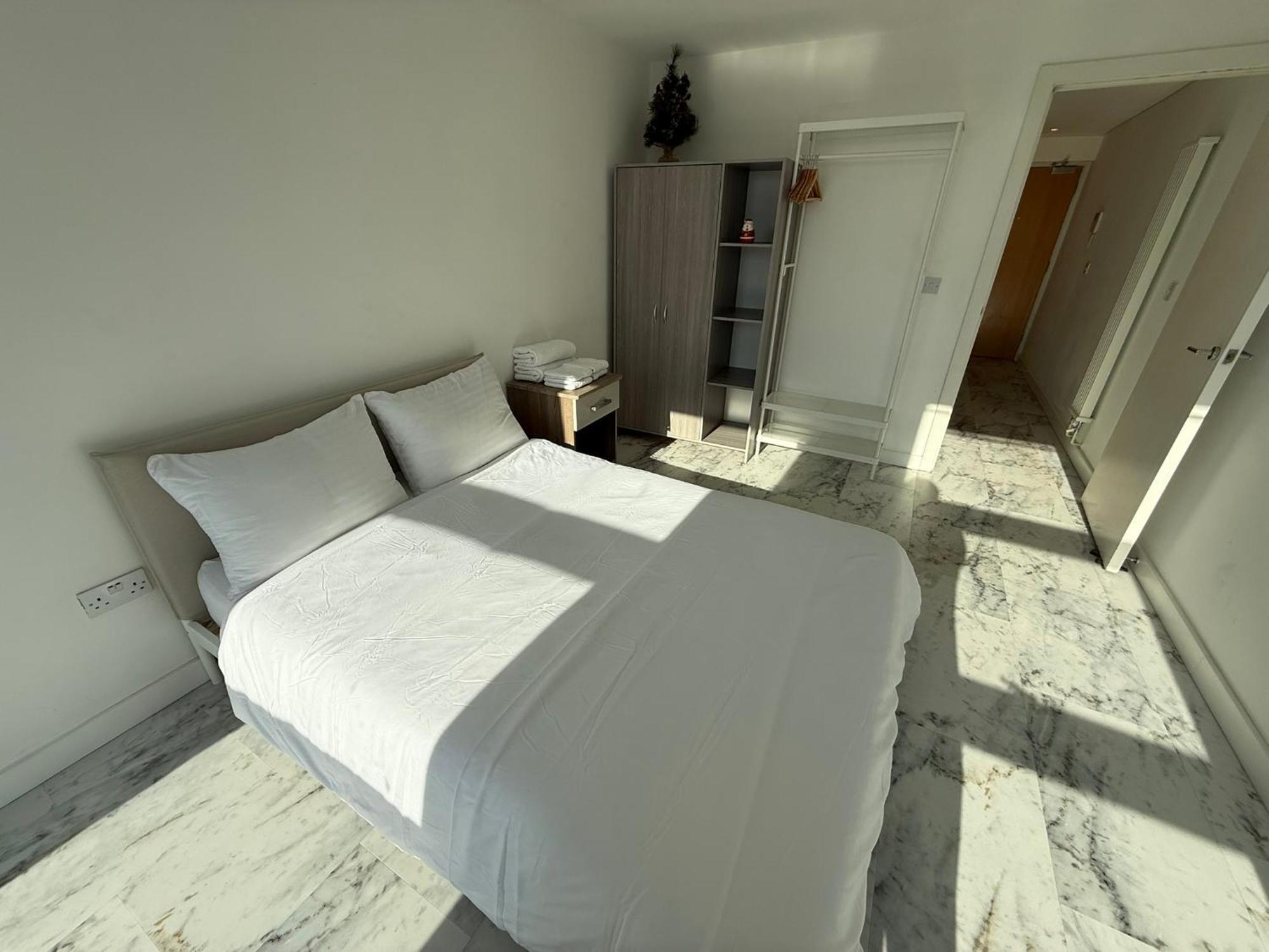 Entire Flat With 2x Bedrooms, 2x Bathrooms And A Big Living In The Olympic Park And Westfield At Stratford Hotel 5*