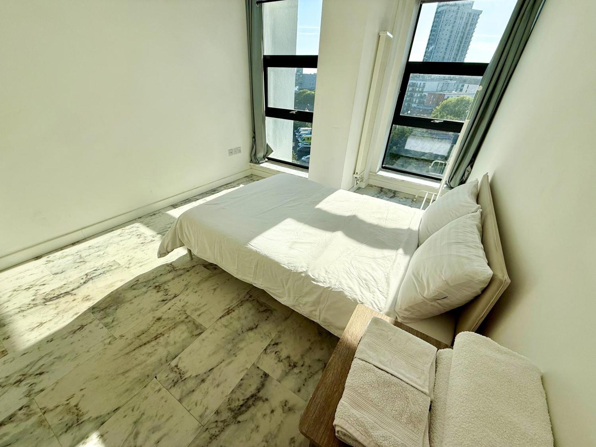 Entire Flat With 2x Bedrooms, 2x Bathrooms And A Big Living In The Olympic Park And Westfield At Stratford 5*
