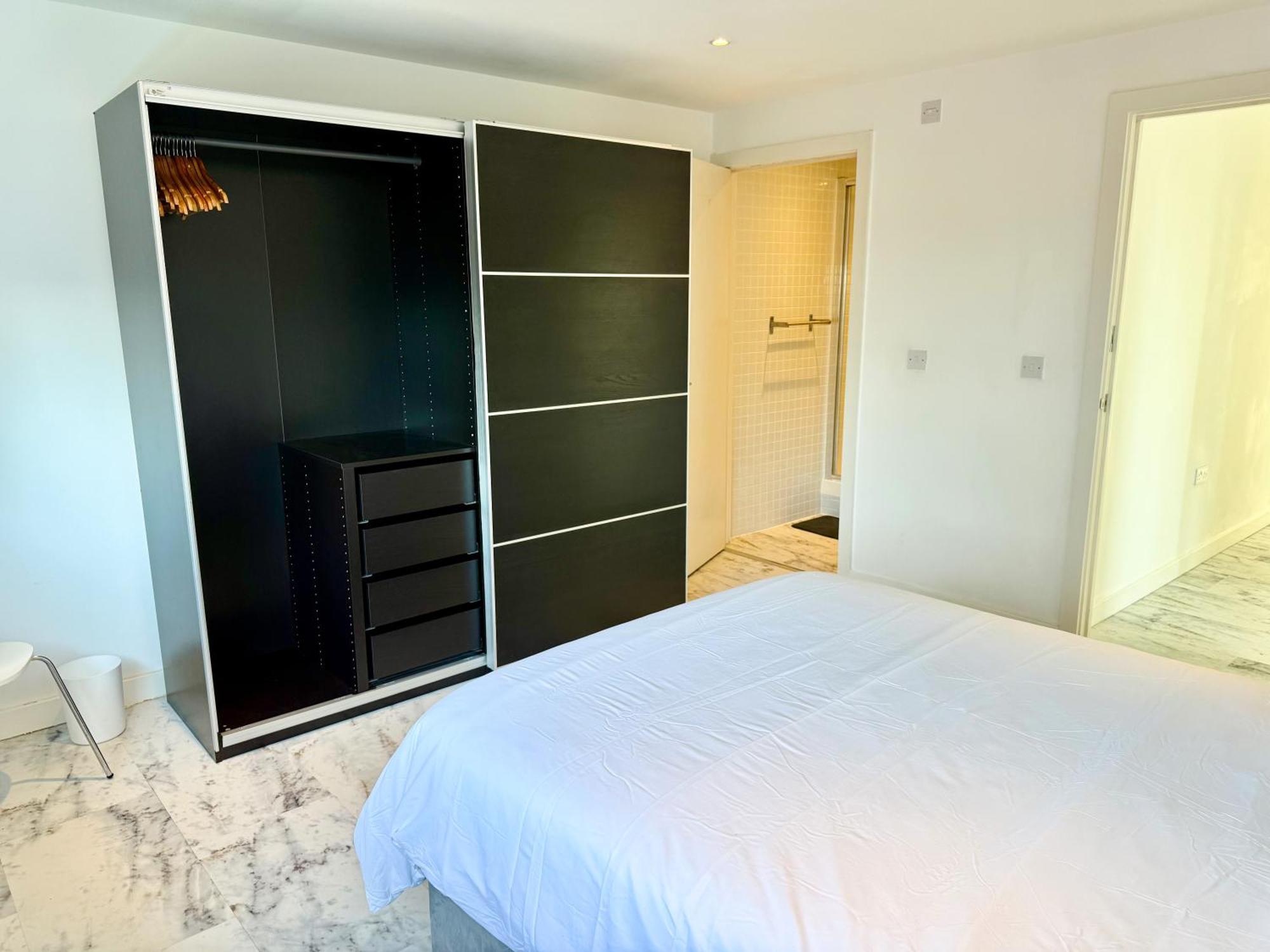 Entire Flat With 2x Bedrooms, 2x Bathrooms And A Big Living In The Olympic Park And Westfield At Stratford Hotel 5*