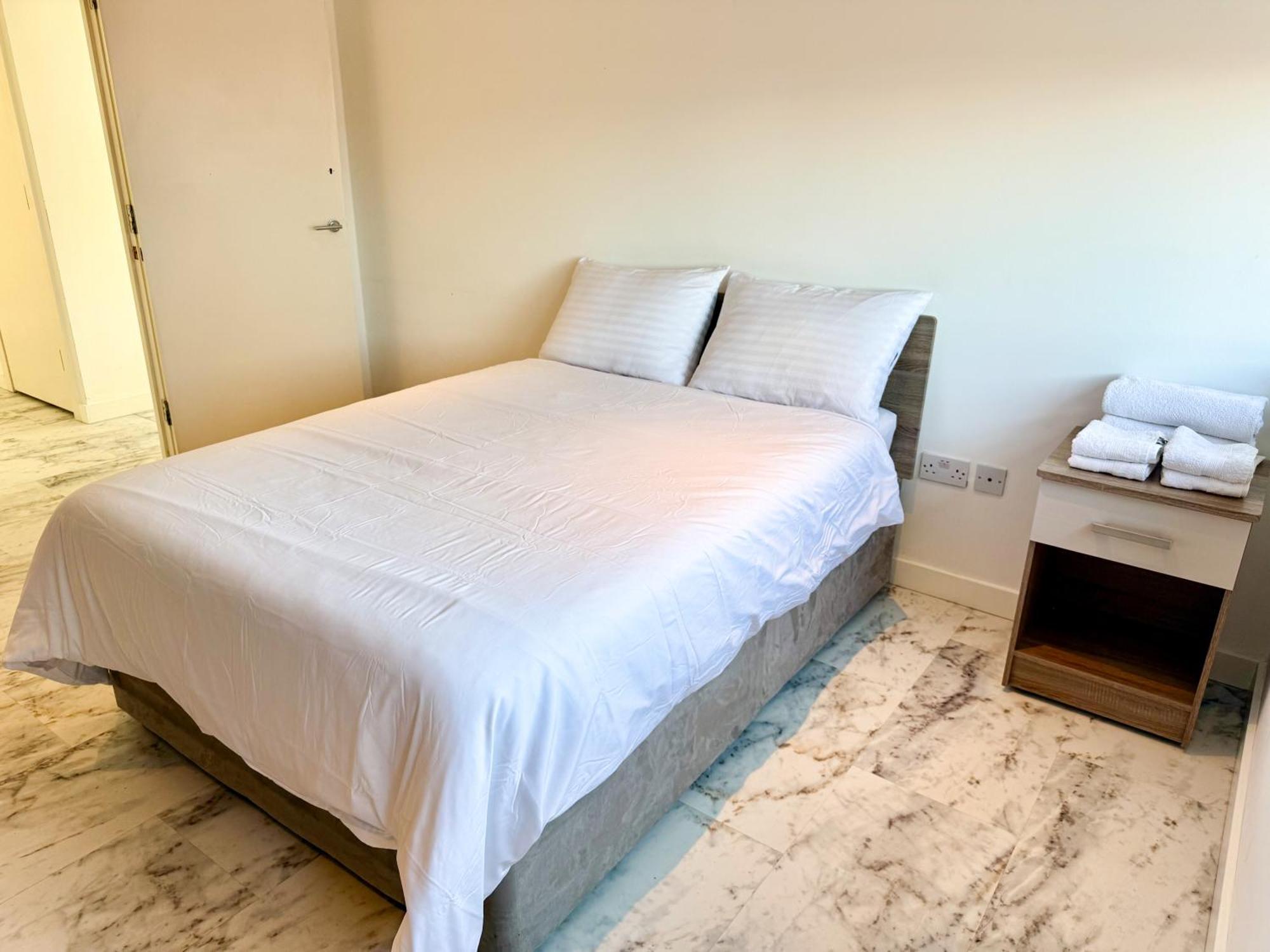 Entire Flat With 2x Bedrooms, 2x Bathrooms And A Big Living In The Olympic Park And Westfield At Stratford Hotel