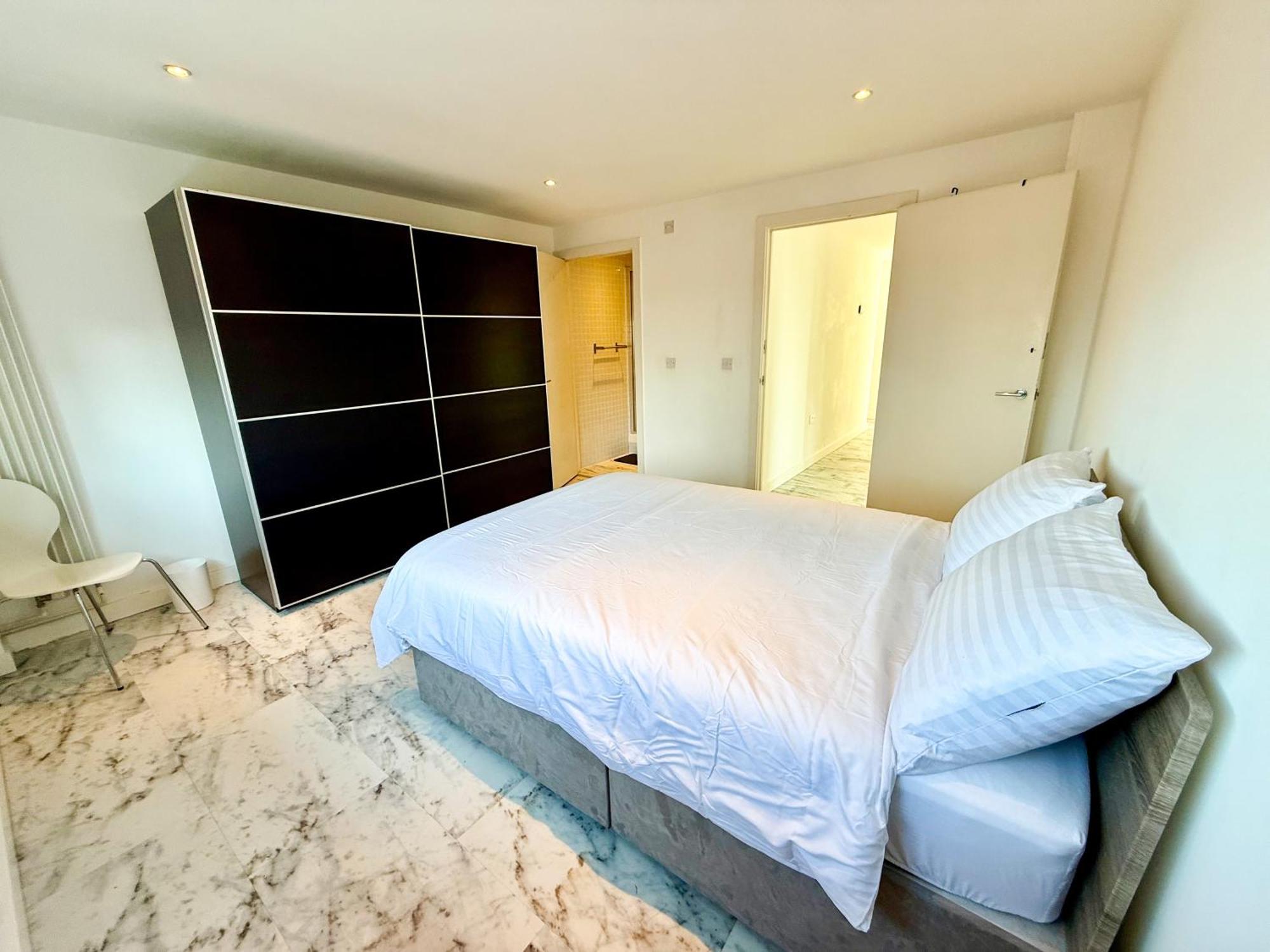 Hotel Entire Flat With 2x Bedrooms, 2x Bathrooms And A Big Living In The Olympic Park And Westfield At Stratford 5*