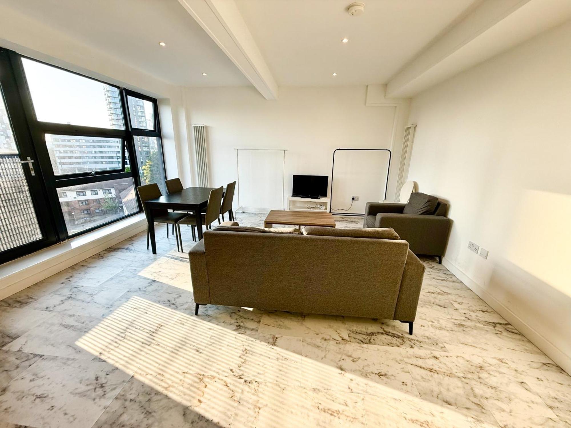 Entire Flat With 2x Bedrooms, 2x Bathrooms And A Big Living In The Olympic Park And Westfield At Stratford Hotel 5*