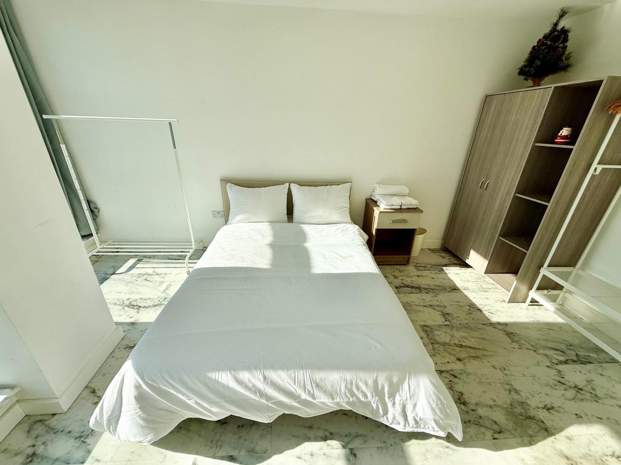 Entire Flat With 2x Bedrooms, 2x Bathrooms And A Big Living In The Olympic Park And Westfield At Stratford 5*